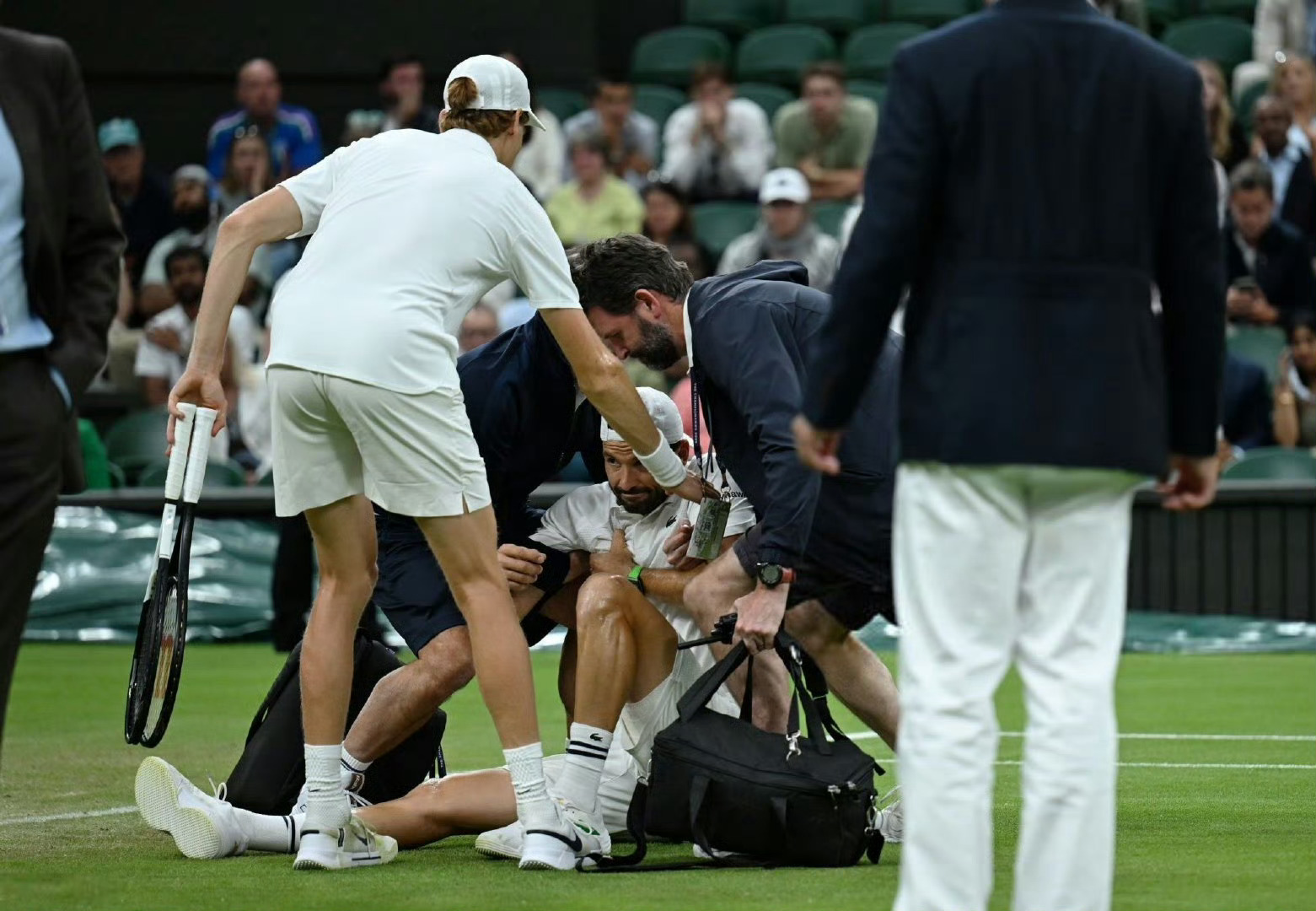 埃因霍温发布备战花絮，集结日复出首秀，足总杯任务艰巨，高层口径保持一致的简单介绍